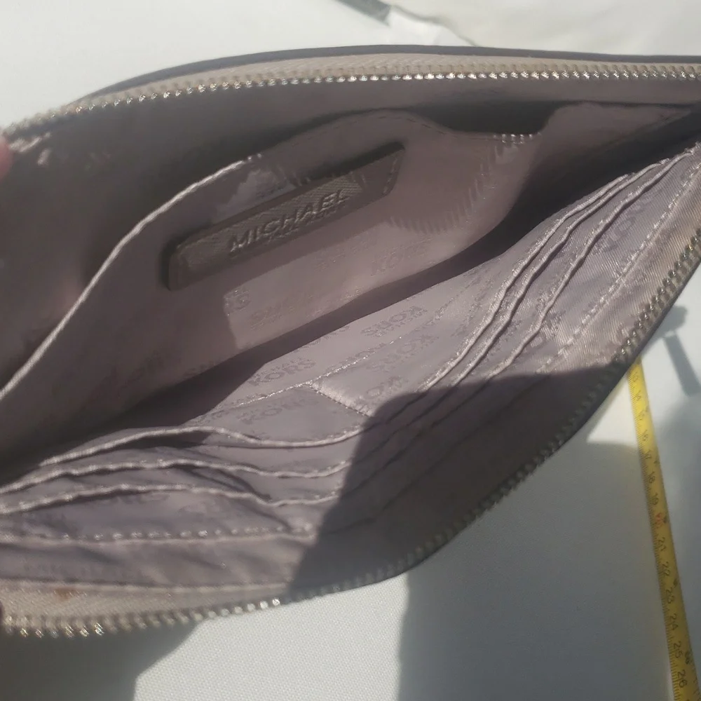 💜Michael Kors Gray Studded Wristlet